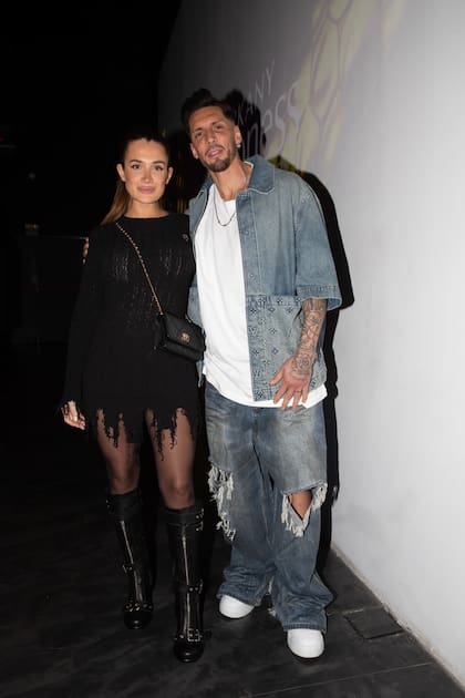 Cami Homs lució un minivestido ajustado de manga larga y falda irregular, mientras que su novio, el futbolista José Sosa, optó por un look denim oversized de Louis Vuitton.