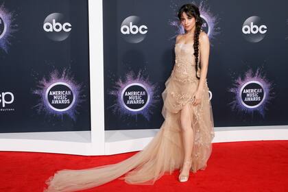 Camila Cabello eligió un vestido beige con una cola de tull del mismo color. La cantante lució una larga trenza para acompañar su look 