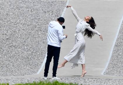 Después posó para la cámara de DiCaprio, que llegó a Cannes para acompañarla y dar a conocer su último trabajo documental y ecologista titulado "And We Go Green".