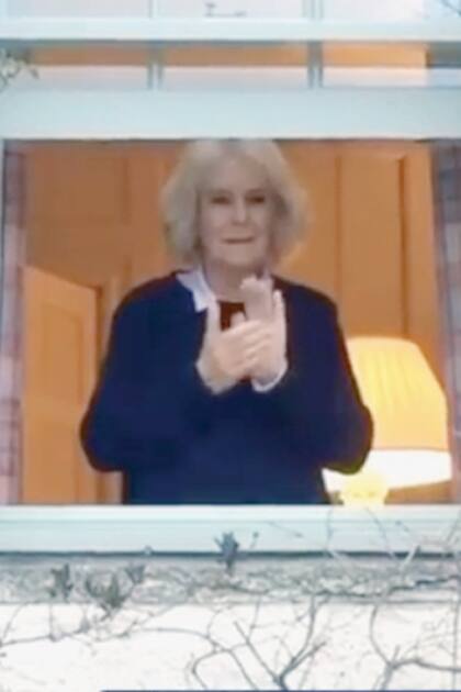 Camila acompañó a Carlos en Birkhall, pero durante los primeros siete días desde su cuarentena no tuvieron contacto. Ella aplaudió a los médicos ingleses desde una ventana de la casa.