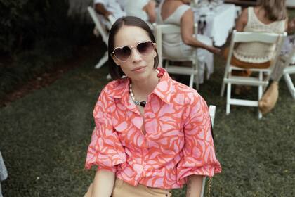 Camila Álvarez, en una de las rondas que se armaron en el jardín de la casa de Beccar donde se hizo el almuerzo que incluyó picadas, perniles y una barra de tragos.