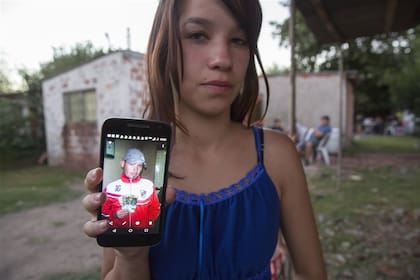 Camila Bulacio, con una foto de Juan Francisco, su padre