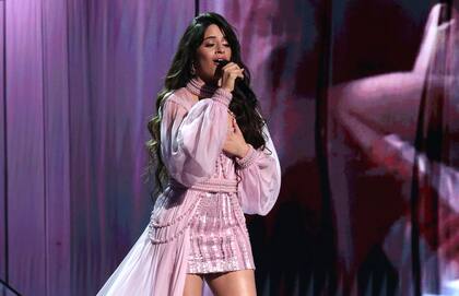 Camila Cabello, con uno de los looks más románticos de la velada, de rosa  y con volados para su presentación en la gala