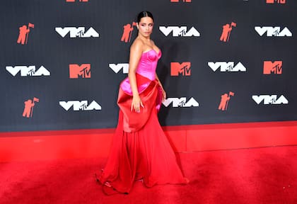 Camila Cabello, en cambio, apostó a los colores llamativos con este vestido fucsia con falda roja, de Alex Mabille