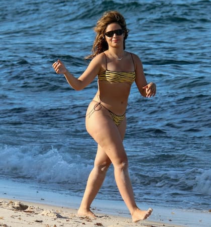 Camila Cabello en plena caminata por las playas de Coral Gables
