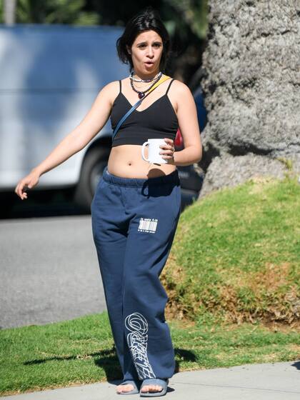 Camila Cabello, fotografiada mientras da un paseo, café en mano