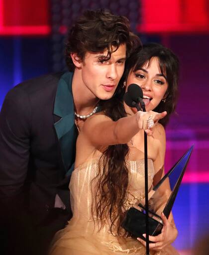 Camila Cabello junto a Shawn Mendes. Los más románticos de la velada