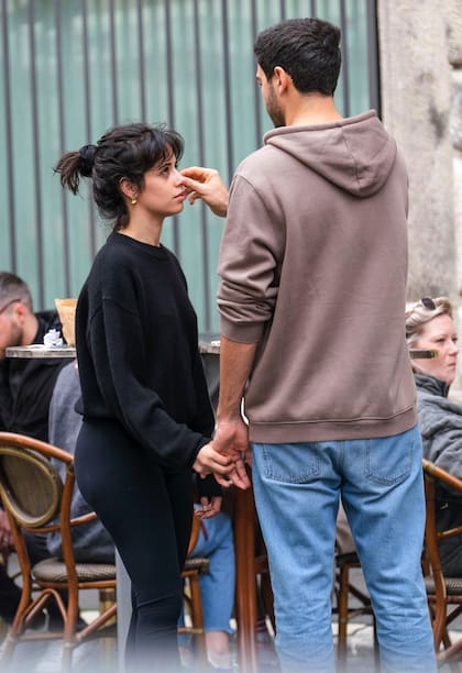 Camila Cabello optó por un look deportivo: buzo y leggins negros. El empresario, en cambio, optó por jeans y una campera con capucha. Los rumores de romance comenzaron a sonar en agosto del año pasado en Arabia Saudita y se confirmaron durante una escapada romántica de los flamantes novios a las playas de St. Barths