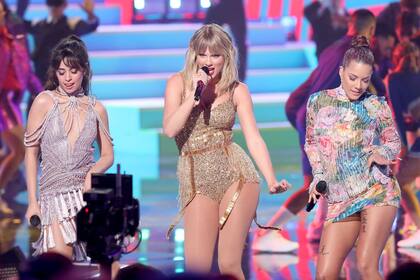 Camila Cabello, Taylor Swift y Halsey, juntas sobre el escenario del Microsoft Theater