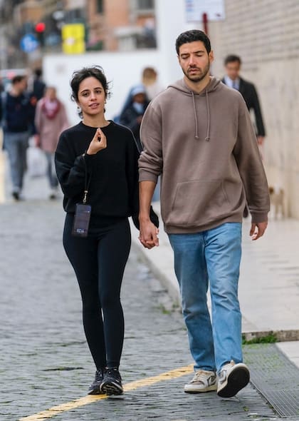 Camila Cabello y su novio multimillonario no dejaron de mimarse en toda la velada. La cantante de 28 años y el empresario libanés, de 39, caminaron, charlaron, se rieron cómplices y realizaron una breve parada para tomar café