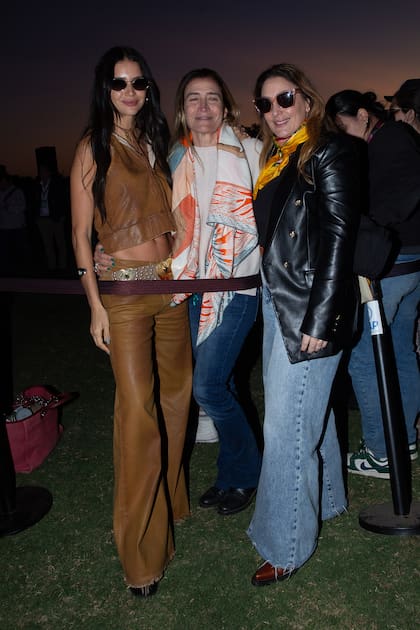 Camila Cambiaso, la mamá de Barto y "Jeta" Castagnola, escoltada por Zaira Nara y Sol Estevanez.