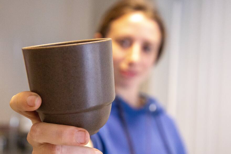 Camila-castro-Etimo, una empresa que produce tazas biodegradables a partir de la borra del café.
