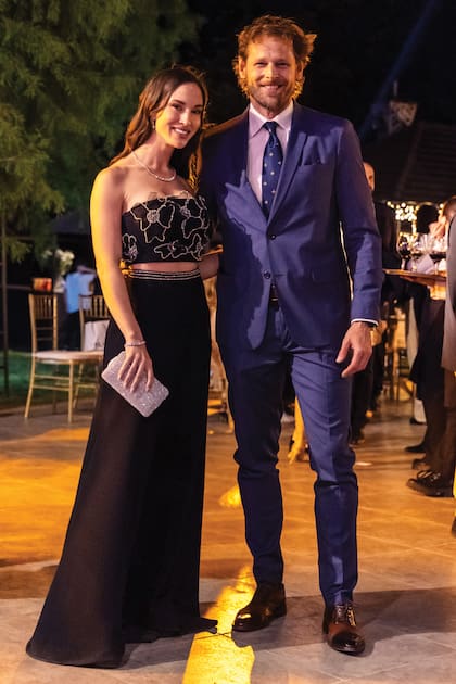 Camila Cavallo, ex pareja de Mariano Martínez y madre de Alma, llegó a la fiesta escoltada por su novio, el modelo y conductor, Mario Guerci. Ella vistió un top bordado con diseño de flores y una falda larga de Claudia Arce.