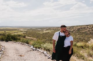 Fuera de las bodegas, ofrecen platitos para compartir en medio de la montaña