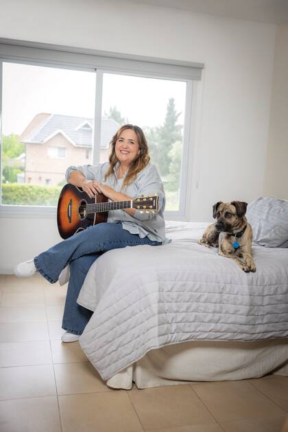 Camila con su perro Loki, en un plano más amplio de su habitación, el lugar donde compone su música y organiza sus eventos. Apasionada por la música y con gran trayectoria en el mundo de las discográficas, Camila fundó su propio emprendimiento, una compañía que lleva su nombre y que se dedica a armar shows musicales. También es el artífice de Wellness Fest, un mega evento El 2 de noviembre y junto con dos socias, Teté Dedyn y Ceci Duca, presentarán la segunda edición del Wellness Fest en el Golden Center de Buenos Aires.