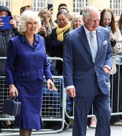 Camila de Cornualles y Carlos de Gales llegaron a la celebración del 90° aniversario de BBC World Service y ella lució su bolso azul marino Chanel
