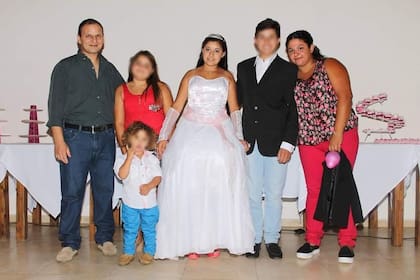 Camila en su cumpleaños número 15, junto a su papá, la mujer de él y tres de sus hermanos.