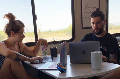 Camila es licenciada en Publicidad y Ezequiel, diseñador gráfico.