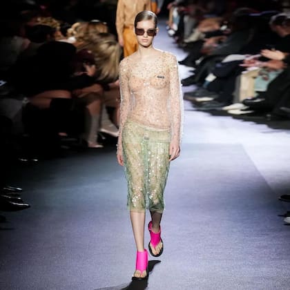 Camila Foos, modelo de Look 1 Models Management, sobre la pasarela de Miu Miu