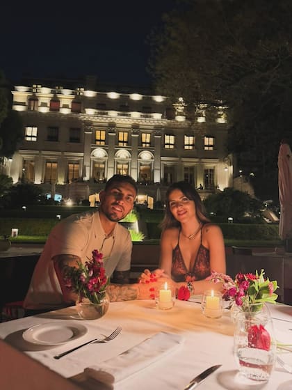 Camila Galante y Leandro Paredes disfrutaron de una velada en el Palacio Duhau (Foto: Instagram/@ccamilagalantee)