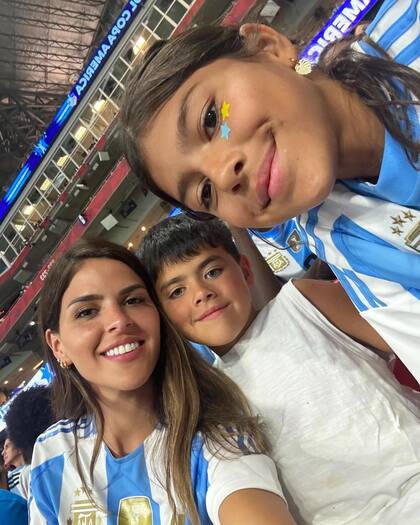 Camila Galante y sus hijos Giovanni y Victoria alentaron a Leandro Paredes en el debut de la Copa América (Foto: Instagram @ccamilagalantee)