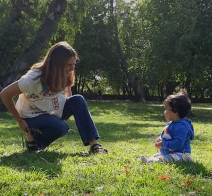 Camila Agostini con Sofía, que vivió 7 meses en Amaranta y hoy ya fue adoptada por una familia