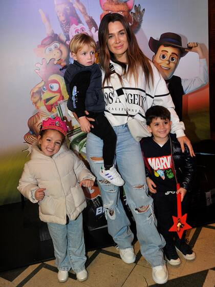 Camila Homs junto a sus hijos Francesca y Bautista