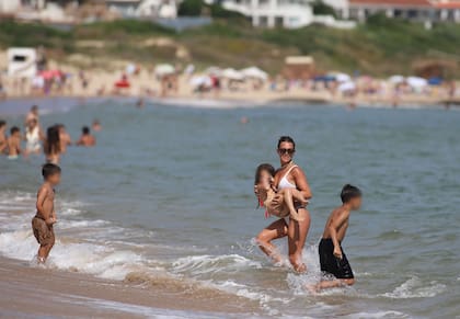 Camila Homs, siempre atenta y cerca de sus hijos, se divierte con su pequeña entre la playa y el mar