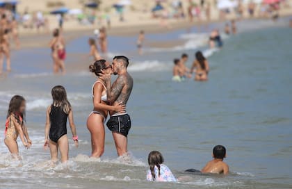 Camila Homs y José Sosa hicieron un alto en medio del juego con los niñas para darse un tierno beso a la orilla del mar