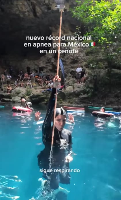 Camila Jaber rompió un récord nacional de apnea tras descender 86 metros (282 pies) en un cenote de Yucatán (Instagram/@camilajaber)