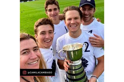 Camila, la mamá de los Castagnola, saca la selfie: Dillon Bacon sostiene el trofeo que comparte con Santiago Laborde (de gorra) y los hermanos Castagnola