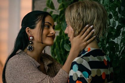 Camila Mendez y Maya Hawke en Revancha ya, disponible en Netflix