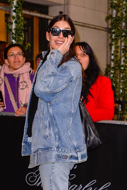Camila Morrone fue captada por los flashes mientras caminaba por Nueva York con un conjunto de jean que completó con un bolso de Chanel 