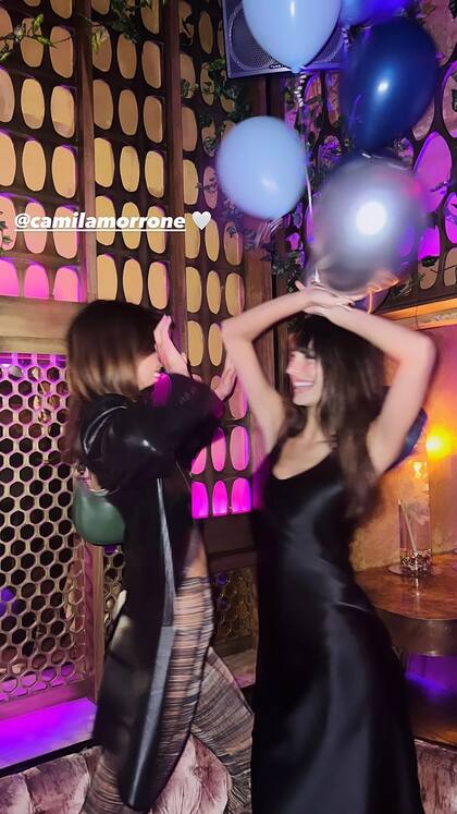 Camila Morrone y Kaia Gerber, de fiesta