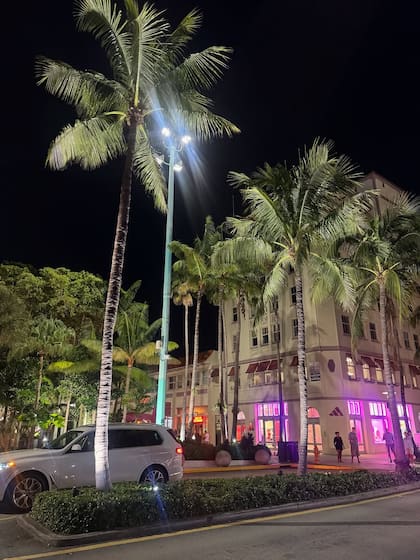 Camila mostró una postal nocturna de Miami Beach con palmeras y luces