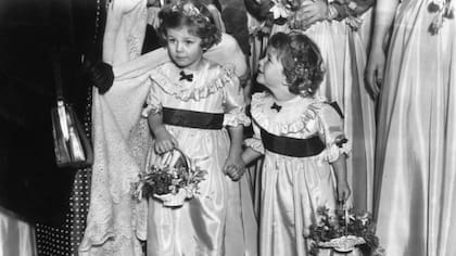 Camila Parker Bowles (izquierda), con su hermana Annabel, en una boda en 1952