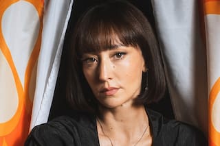 Tiene 33 años, está en la serie más vista de Netflix y protagoniza unas jugadas escenas con la China Suárez