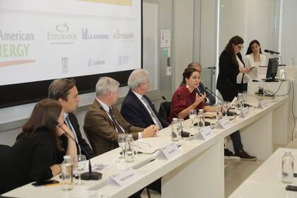 Camila Perochena, directora adjunta de la Maestría en Periodismo LN/UTDT, fue una de las oradoras del acto de graduación