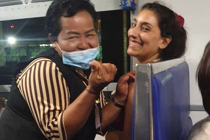 Camila, recibiendo un masaje en un tren en Tailandia.