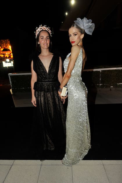 Camila Romano con Guidobono y Antonella Macchi con diseño de Camila Romano y fascinator Laura Noetinger.
