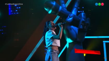Camila Ruíz Avellaneda interpretó Amor de tres, del grupo musical Aroma