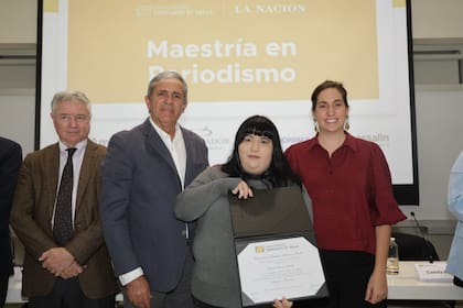 Camila Súnico recibe su diploma de graduada 2023
