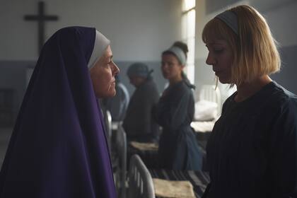 Camila Toker encarna con precisión a una de las monjas más malvadas en el convento donde transcurre parte de Auxilio