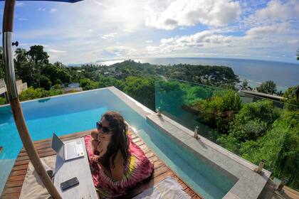 Camila trabajando desde su casa en Tailandia.