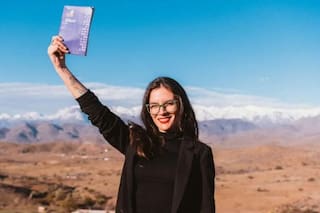 Quién es Camila Vallejo, la popular ministra que “apaga los incendios” del gobierno de Boric