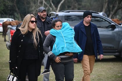 Camila y el padre de Loan llegan a la casa de la abuela, junto a varios abogados