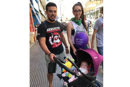 Camila y Hugo junto a su hija