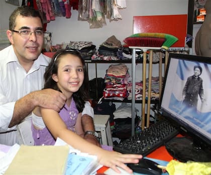 Camila y su padre, Javier, ayer, en su casa de San Juan