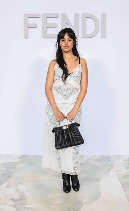 Camilla Cabello asistió al desfile FW23/24 de Fendi. La cantante se sentó junto a su colega, Shakira.