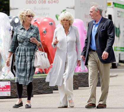 Camilla con sus hermanos, Annabel Elliot y Mark Shand (murió en 2014 tras una caída que le provocó un golpe fatal en la cabeza), en una visita de 2010 al Elephant Parade en The Royal Hospital.